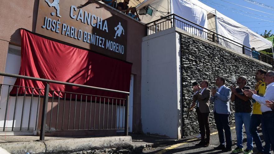 La cancha deportiva de Anzo-Anzofé luce ya el nombre de José Pablo Benítez Moreno