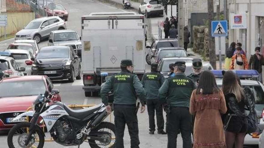 Patrulla de la Guardia Civil en un control en Cangas. // Santos Álvarez