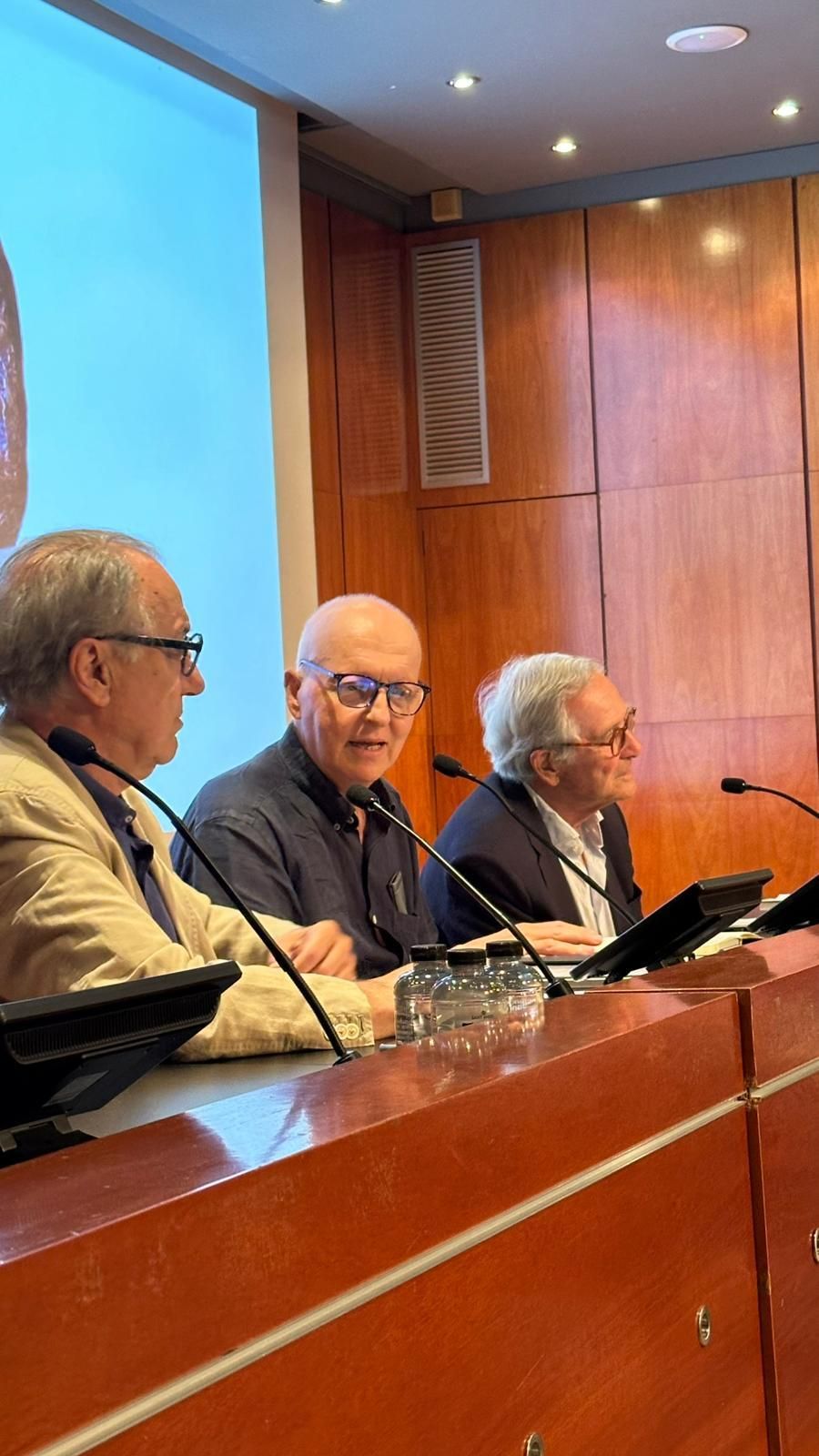 El médico mallorquín Ferran Morell reúne a 300 personas en la presentación de sus dos nuevos libros en Barcelona