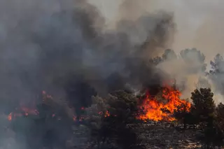 Los trabajos de extinción del incendio de Teresa de Cofrentes, en imágenes