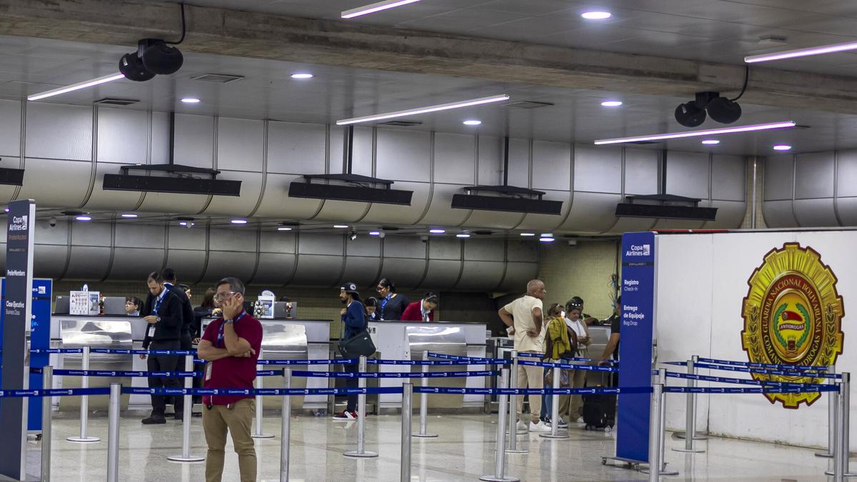 Poca afluencia en el aeropuerto internacional Simón Bolívar, en Maiquetía (Venezuela) tras la decisión de las autoridades venezolanas de revocar la concesión de vuelo a seis aerolíneas extranjeras.