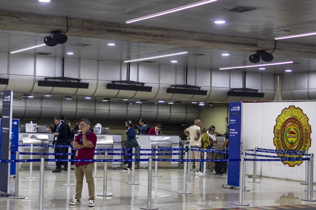 Poca afluencia en el aeropuerto internacional Simón Bolívar, en Maiquetía (Venezuela) tras la decisión de las autoridades venezolanas de revocar la concesión de vuelo a seis aerolíneas extranjeras.