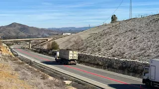 Una gran línea roja ya previene de la peligrosidad de una carretera de Málaga