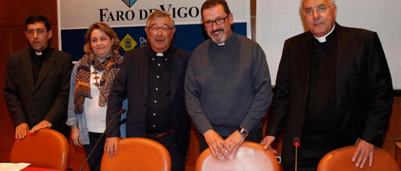 De izq. a dch., Guillermo Morado, teólogo; Almudena Rivas; el sacerdote y periodista Alberto Cuevas; Javier Alonso, delegado diocesano para el Xubileo, y Juan Carlos Sendón, juez eclesiástico de Tui-Vigo. // José Lores