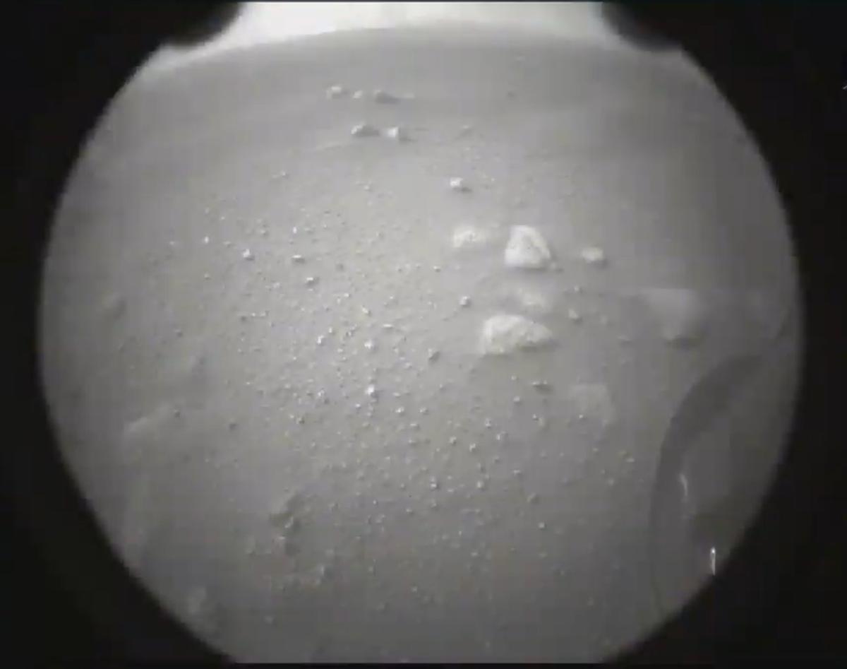 Primera imagen del ’Perseverance’ tras aterrizar en Marte.