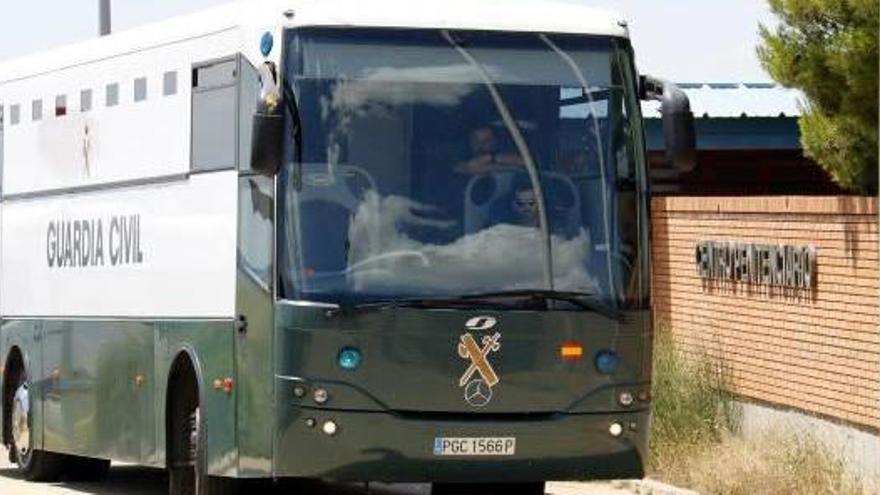 L&#039;autobús després d&#039;arribar ahir a la presó de Zuera, a Saragossa