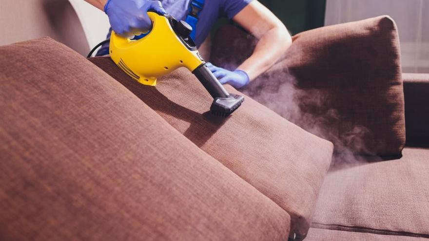 LIMPIAR TELA DE SOFÁ  Cómo limpiar un sofá de tela: el truco