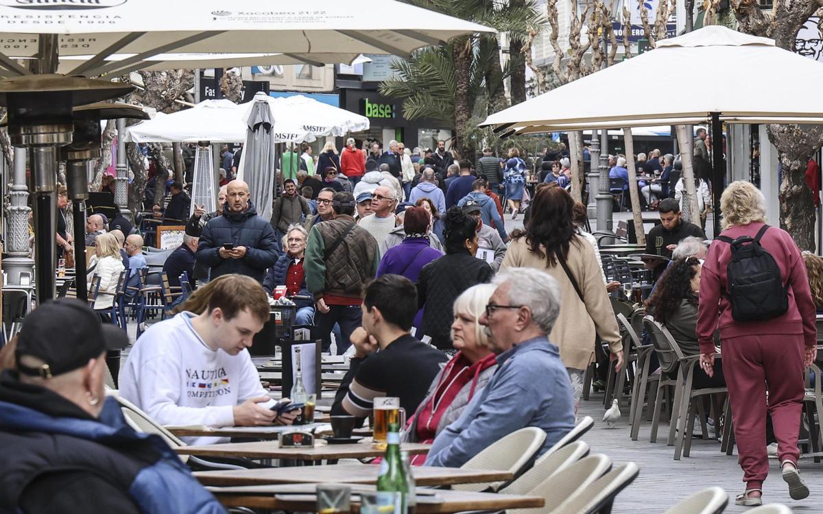 Varias terrazas de hostelería en Benidorm.