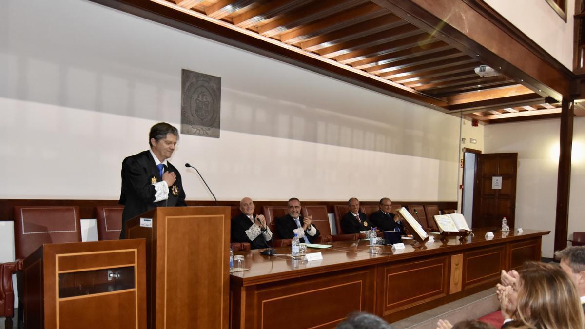 Carlos Enrique Viña Romero durante el discurso en su toma de posesión como nuevo presidente del Consejo Canario de Colegios de Abogados