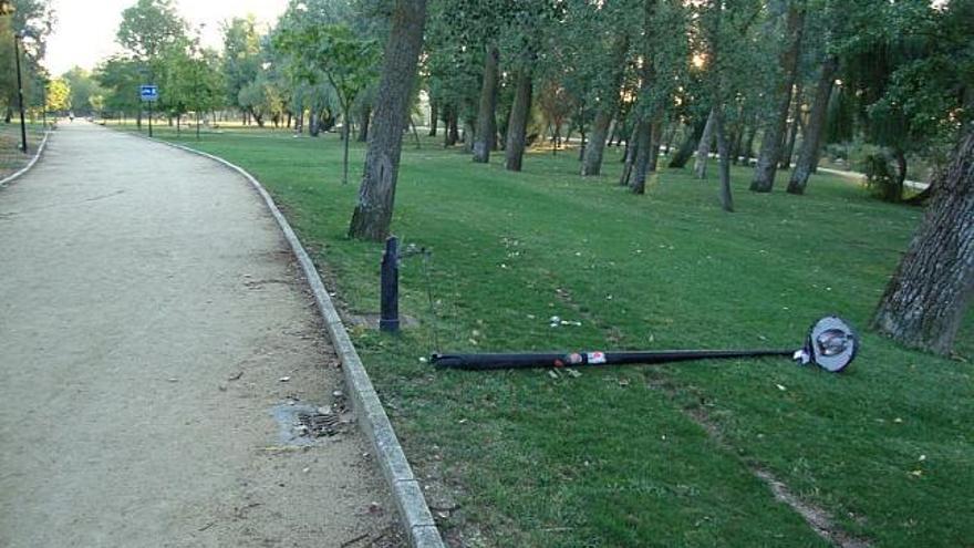 Una farola rota este fin de semana en el paseo de Los Tres Árboles.