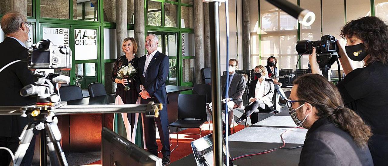 Un momento de la boda en el Concello, con el equipo técnico de la retransmisión.