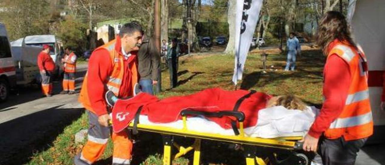 Traslado de una mujer infartada durante un simulacro de la Cruz Roja.