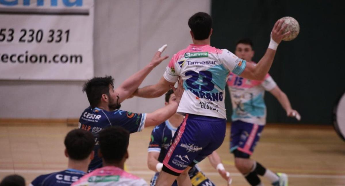 Dani Serrano busca un pase.