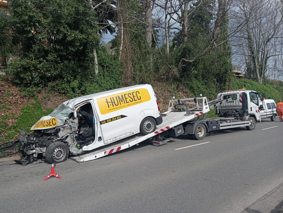 La furgoneta en el momento de ser retirada de la carretera.