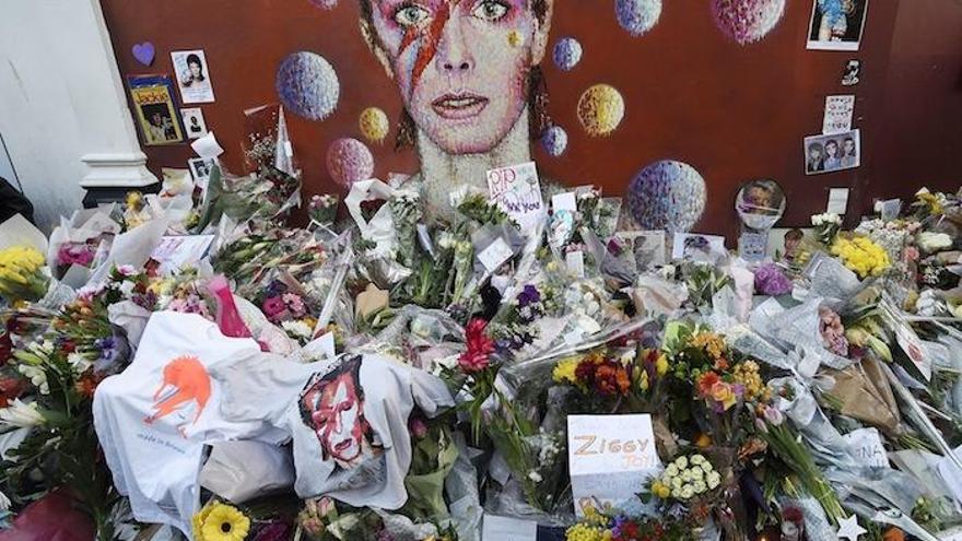 Seguidores del cantante británico David Bowie siguen rindiendo homenaje al difunto en el barrio donde creció, Brixton, Londres.
