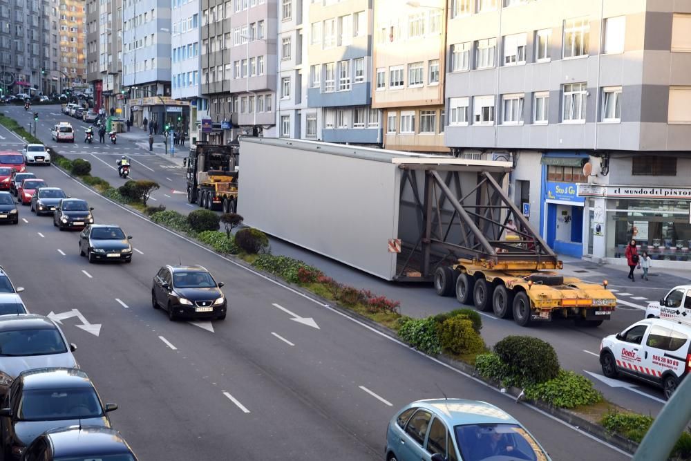 Un camión de transporte especial causa afecciones al tráfico en el cruce entre Ronda de Outeiro con avenida Finisterre