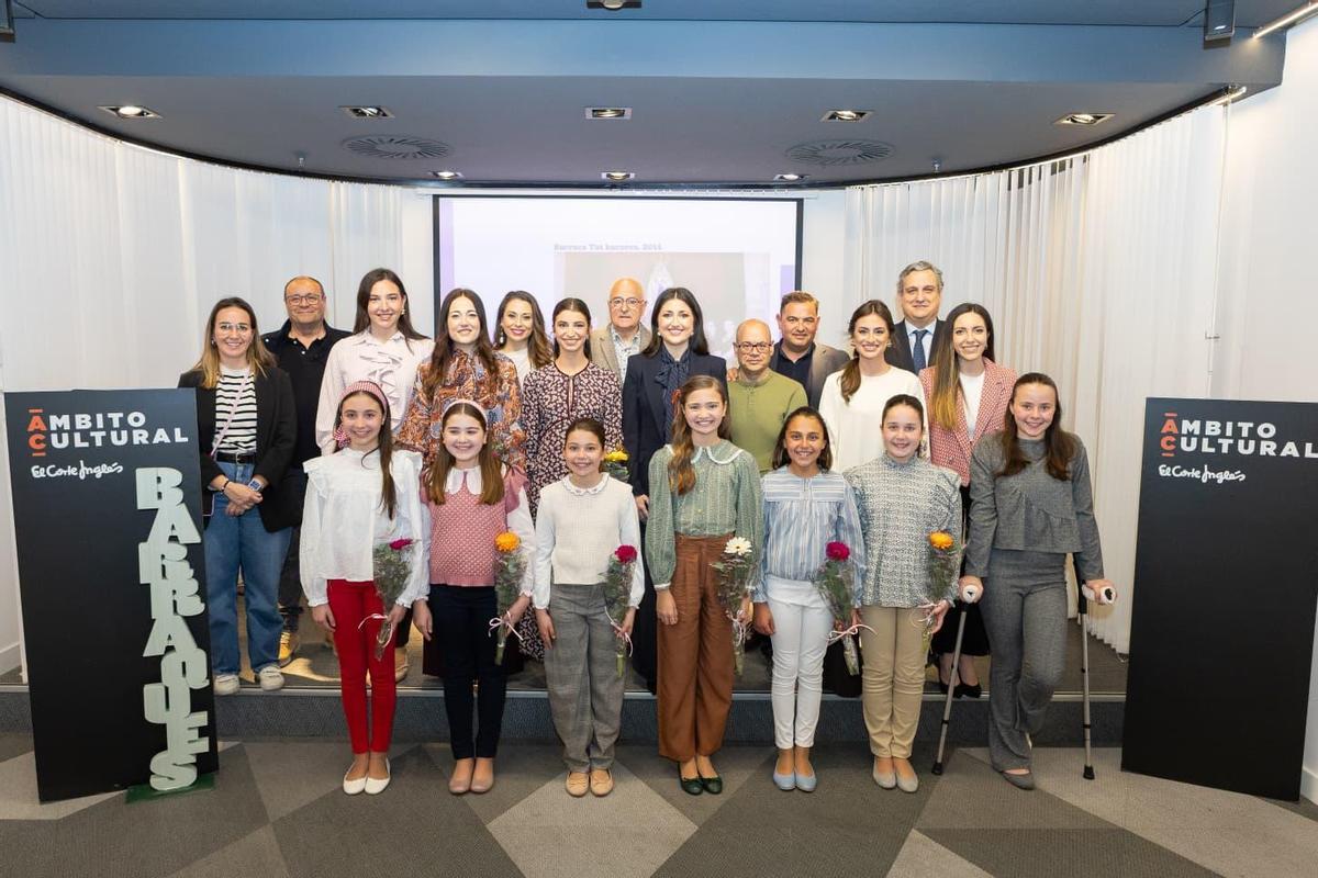 Las Belleas del Foc 2025, Adriana Vico y Valentina Tárraga, acompañadas por sus damas de honor, así como del presidente de la Federació, David Olivares, y el director de El Corte Inglés de Alicante, Miguel Garberí, en la inauguración de la muestra