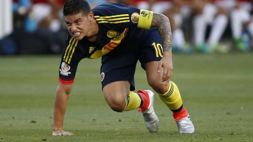 James se levanta dolorido tras una falta de un jugador de Estados Unidos. // Monica M. Davey