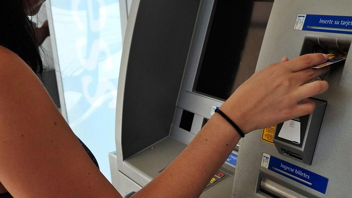 Una mujer saca dinero en un cajero automático de la provincia.