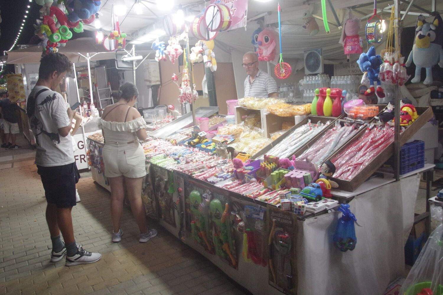 Ambiente en el Real de la Feria de Málaga 2025 el martes por la noche