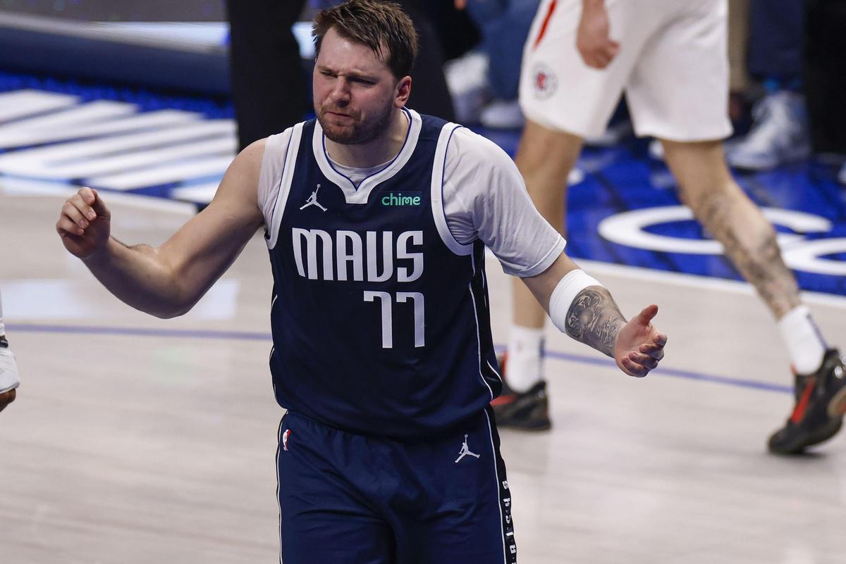 Doncic celebra una canasta ante los Clippers.