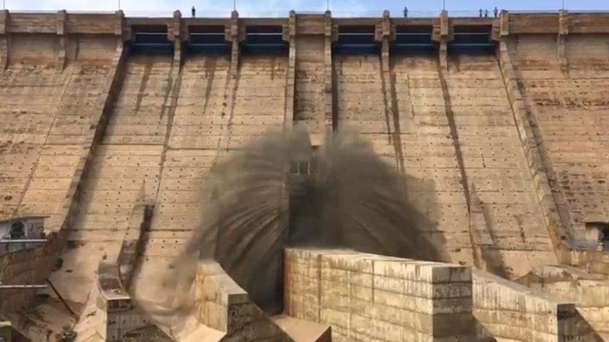 Momento en el que se abren las compuertas del pantano de Santomera.