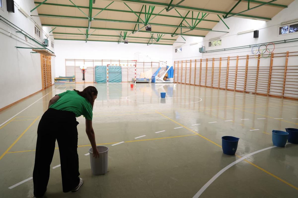 El gimnasio de centro educativo con goteras