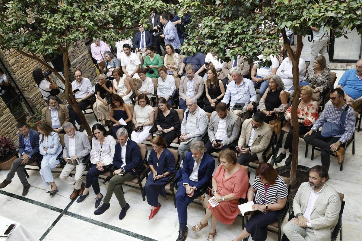 Asistentes a la presentación de la nueva novela de González Pons en Santiago