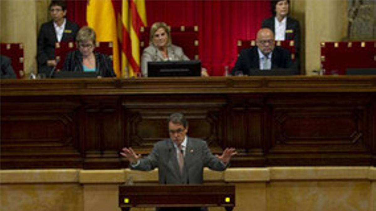 Albert Rivera se dirige hacia su escaño mientras habla el presidente Artur Mas.