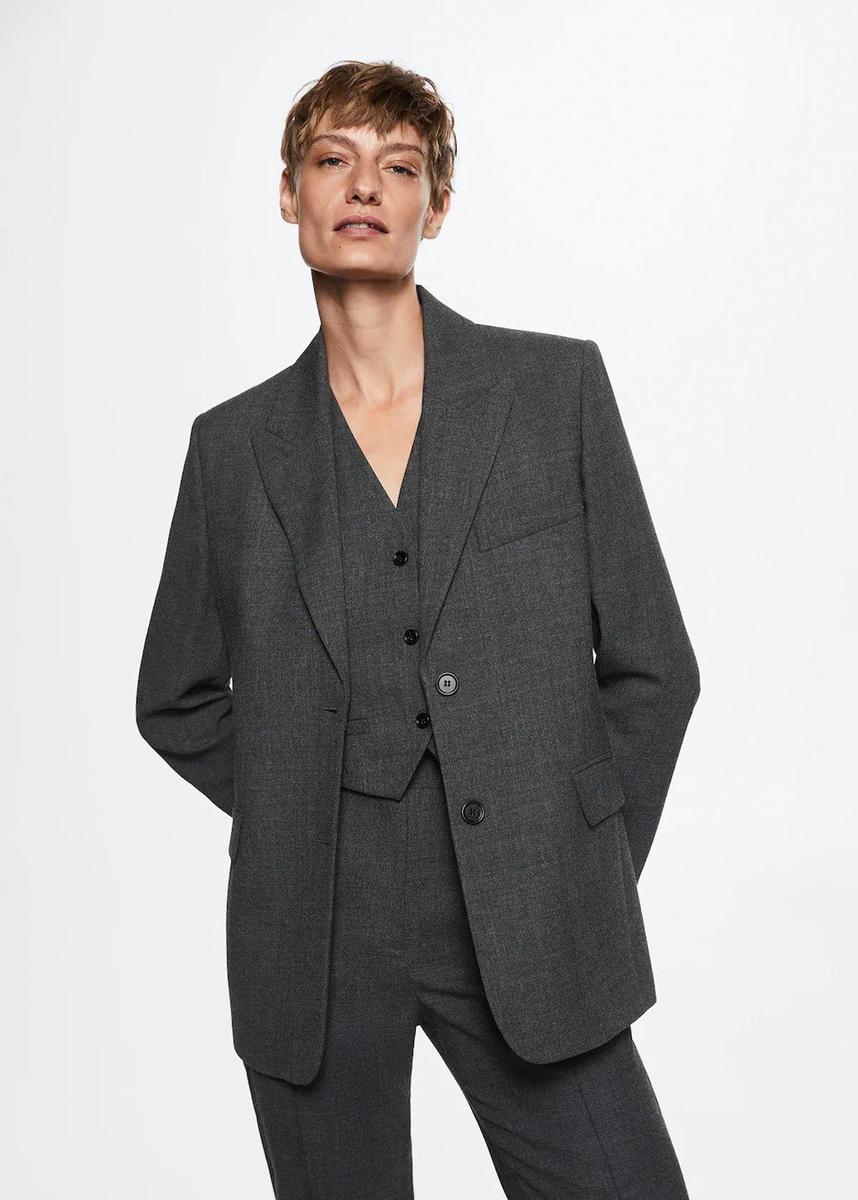 Americana de traje estructurada, de Mango