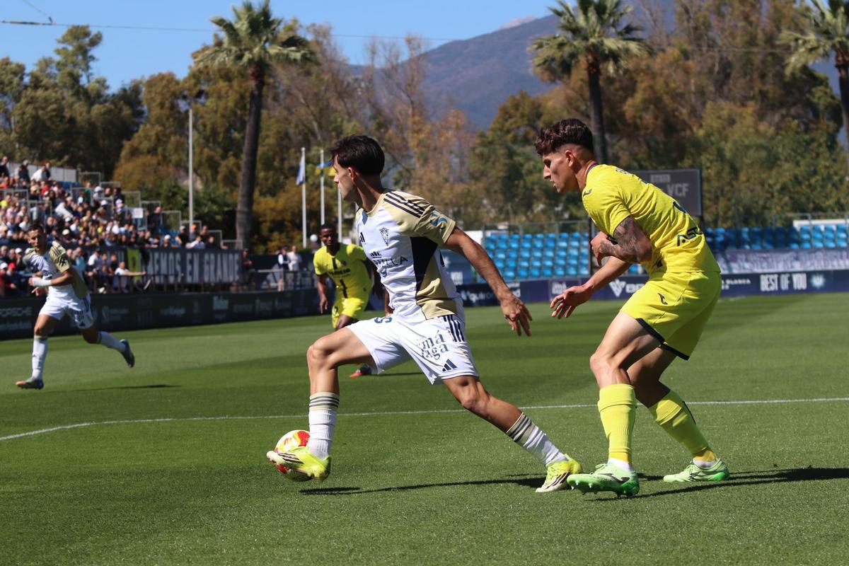El lateral riojano Eneko Ortiz tapa la entrada del extremo local Adri Ruiz.