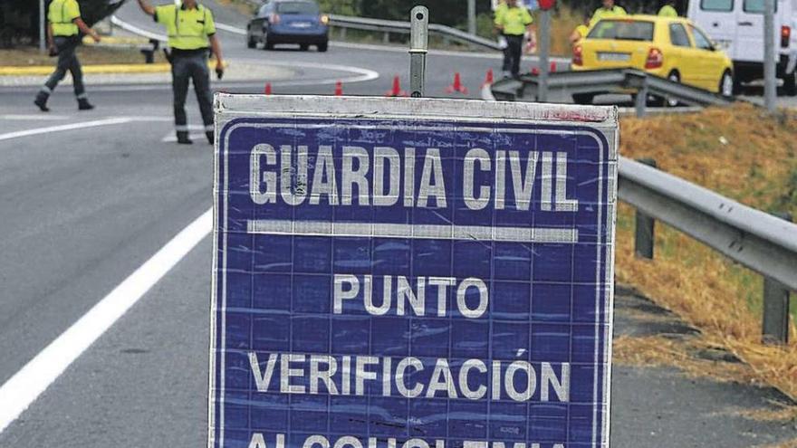 Cartel que avisa de un control de alcoholemia de la Guardia Civil de Tráfico. // FdV