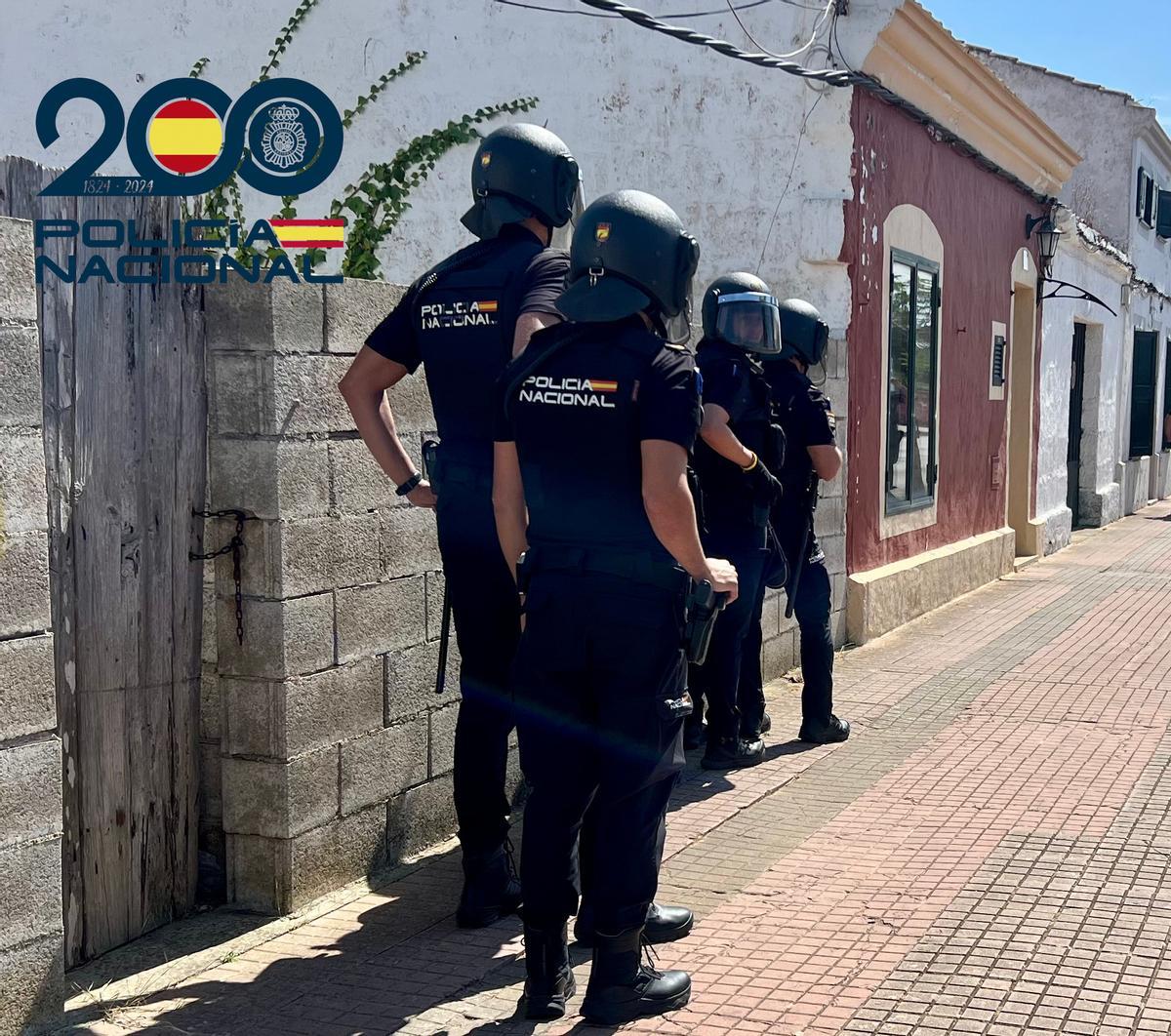 Agentes de la Policía Nacional en una calle de Maó.