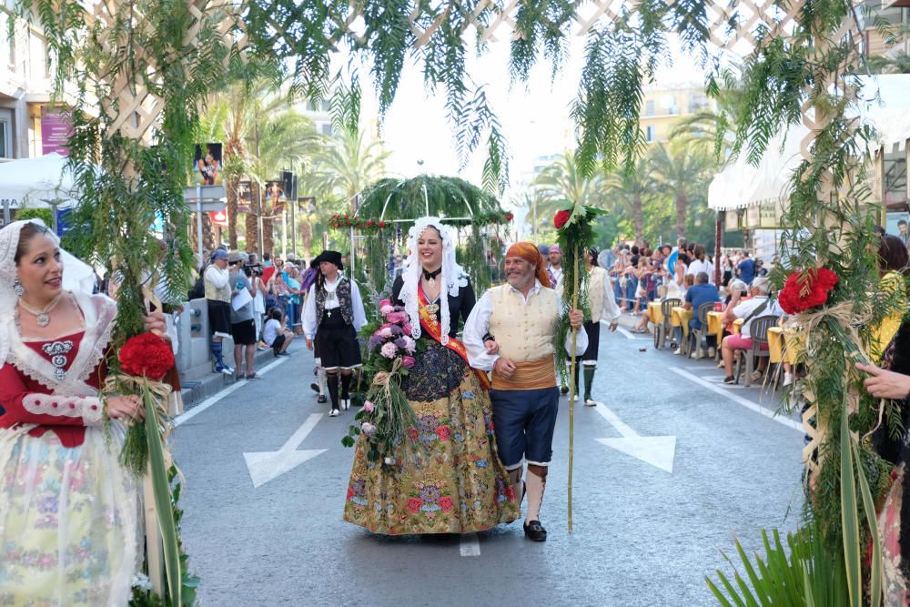 Los festeros aprovechan la Ofrenda para protestar contra la violencia de género con flores y lazos morados