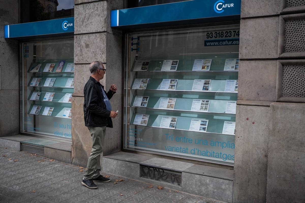 Escaparates de locales inmobiliarios en el centro de Barcelona