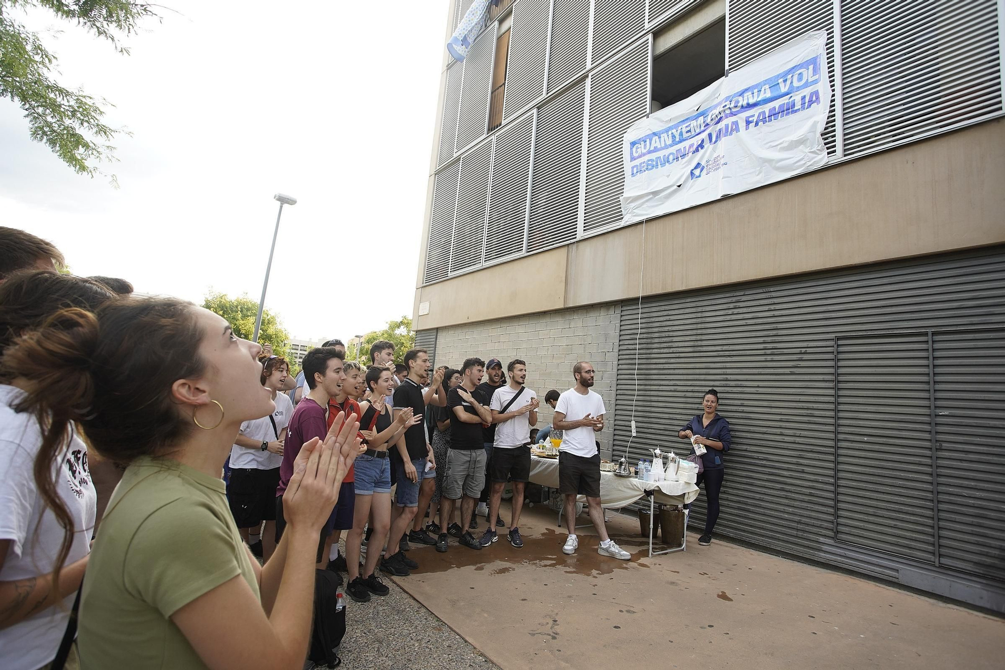Les imatges de la concentració aquest matí davant el domicili