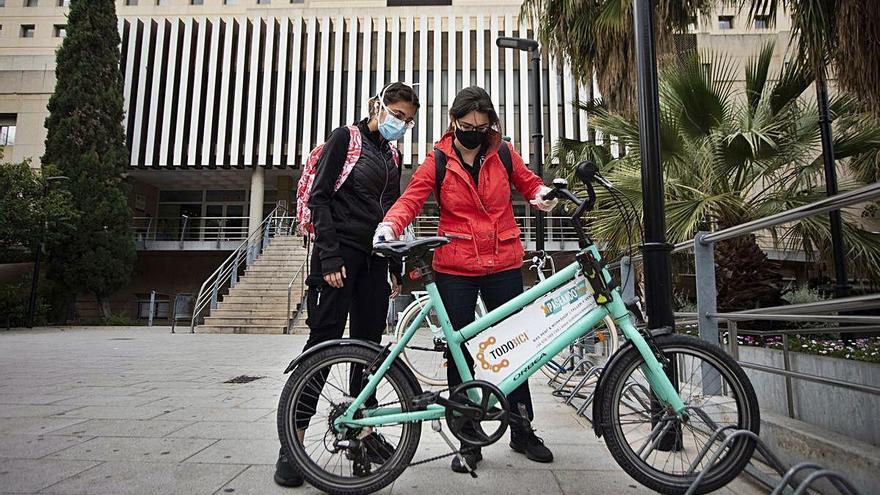 La gerente de TodoBici, Silvia López, entrega una bicicleta a la enfermera Xulia Zandiño.