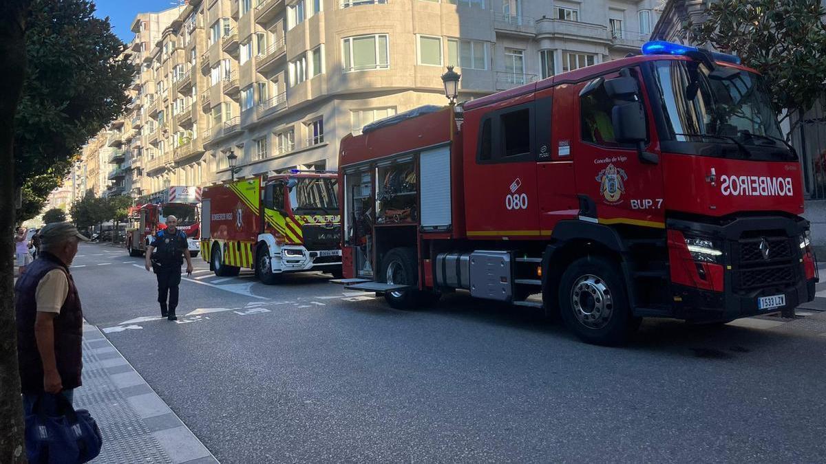 Los camiones de Bomberos de Vigo, en la plaza de Compostela, este jueves.