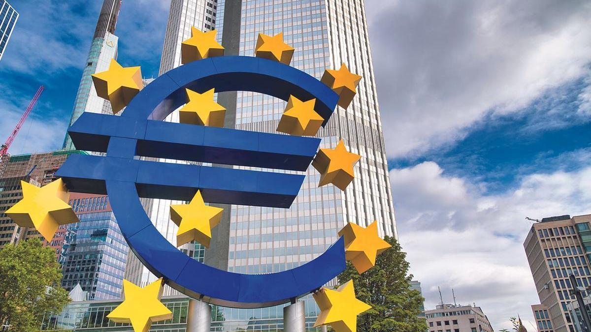 Símbolo del euro frente a la sede del Banco Central Europeo (BCE) en Fráncfort.