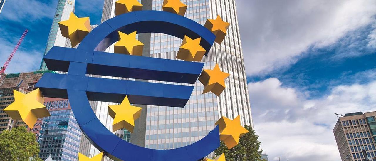 Símbolo del euro frente a la sede del Banco Central Europeo (BCE) en Fráncfort.