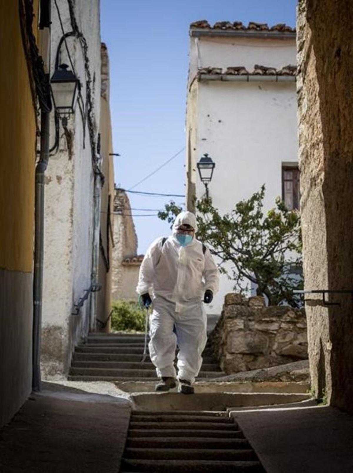 Pese a que la incidencia del virus fue mucho menor en los pueblos, las medidas, tanto sanitarias como de confinamiento, fueron similares, para bien y para mal, como demuestra la imagen de este operario del ayuntamiento de Castellfort, tomada el 12 de mayo.