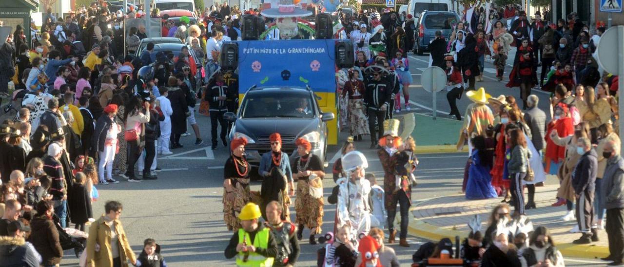 Una de las veinte carrozas que participaron en el desfile celebrado ayer en A Illa de Arousa.