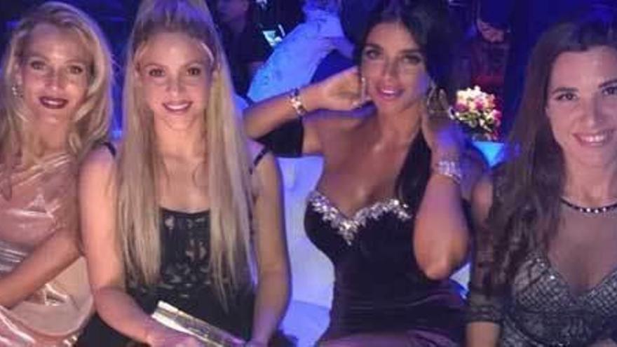Shakira hace amigas en la boda de Lionel Messi con Antonella Rocuzzo