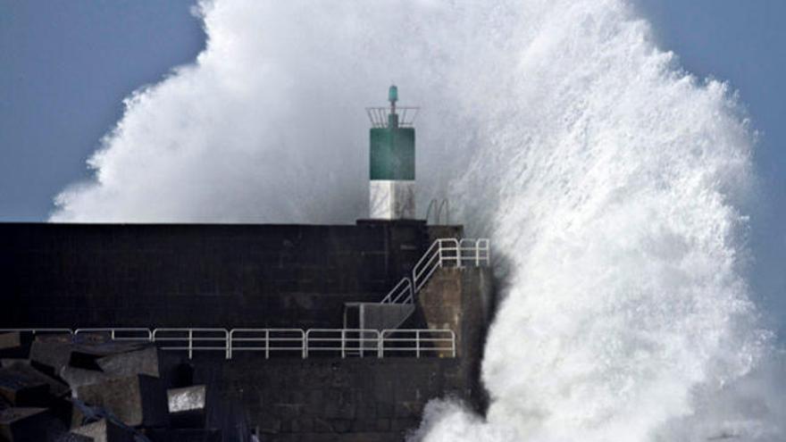 El fuerte oleaje activa la alerta naranja en toda la costa gallega