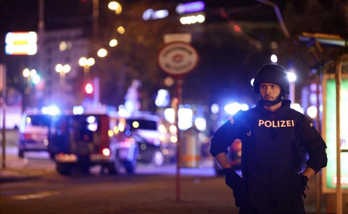 La policía bloquea el paso de una calle cerca de Schwedenplatz.