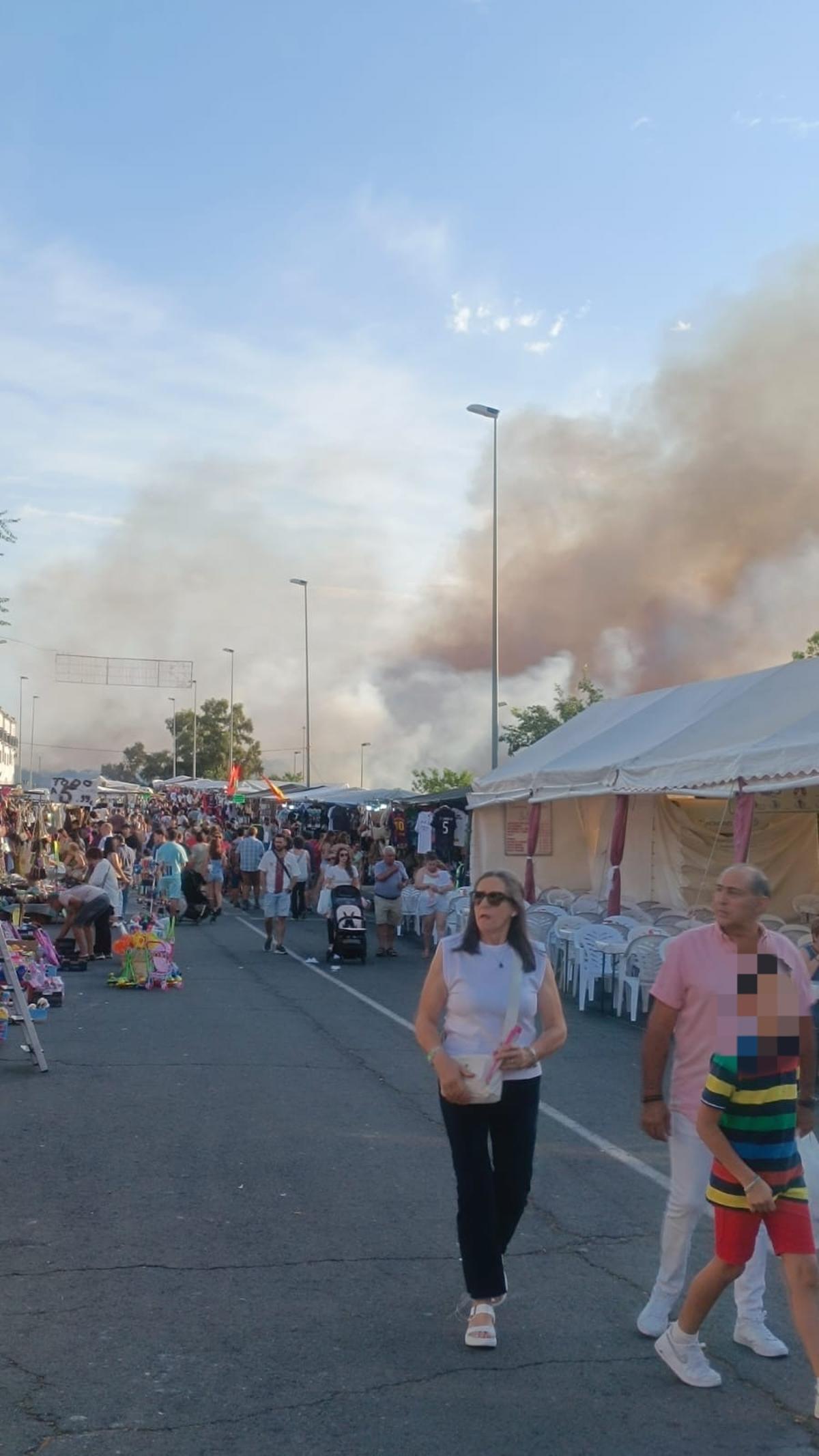 Imagen del humo del fuego, en el recinto ferial de Plasencia, este sábado por la tarde.