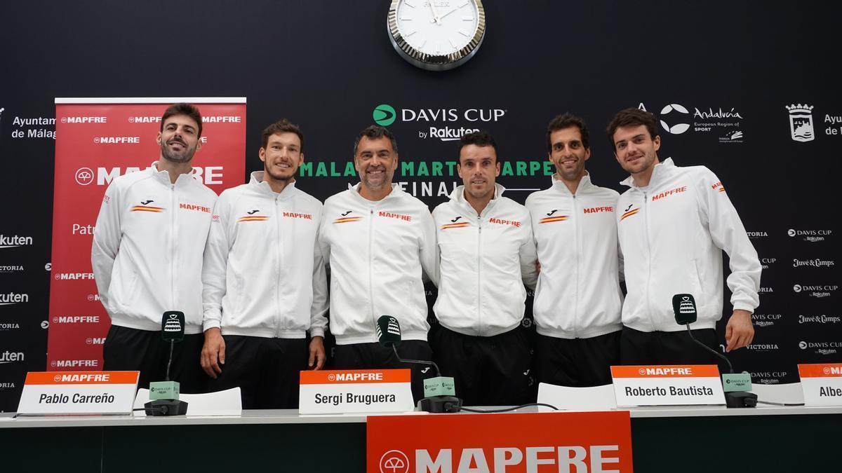 Sergi Bruguera, con el equipo español de Copa Davis con los valencianos Roberto Bautista y Pedro Martínez Portero