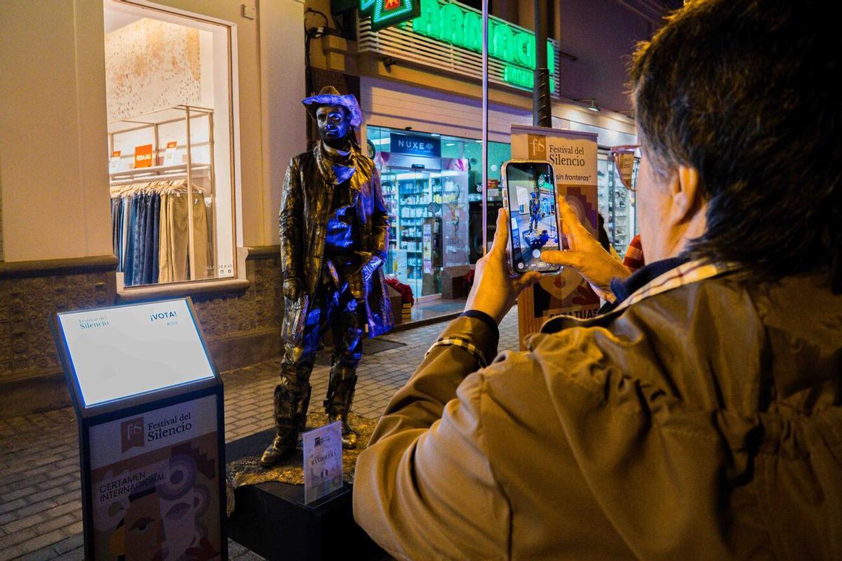 El público disfrutó e interactuó con las estatuas