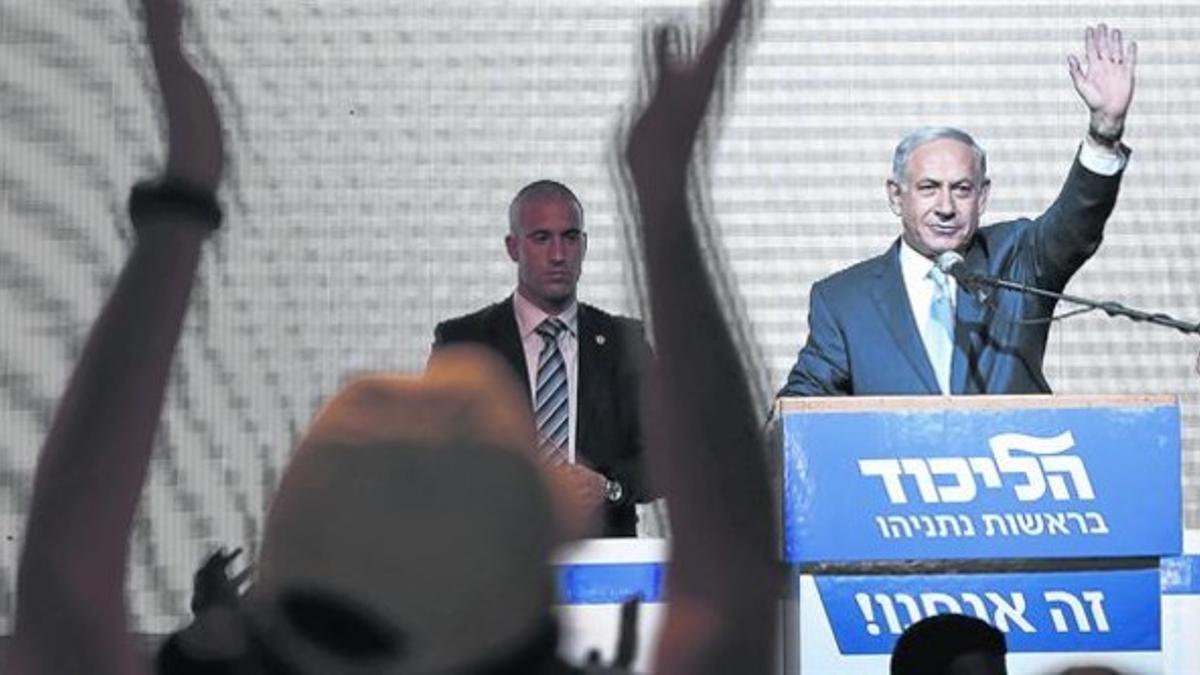 Netanyahu saluda triunfante a sus seguidores en la noche electoral.