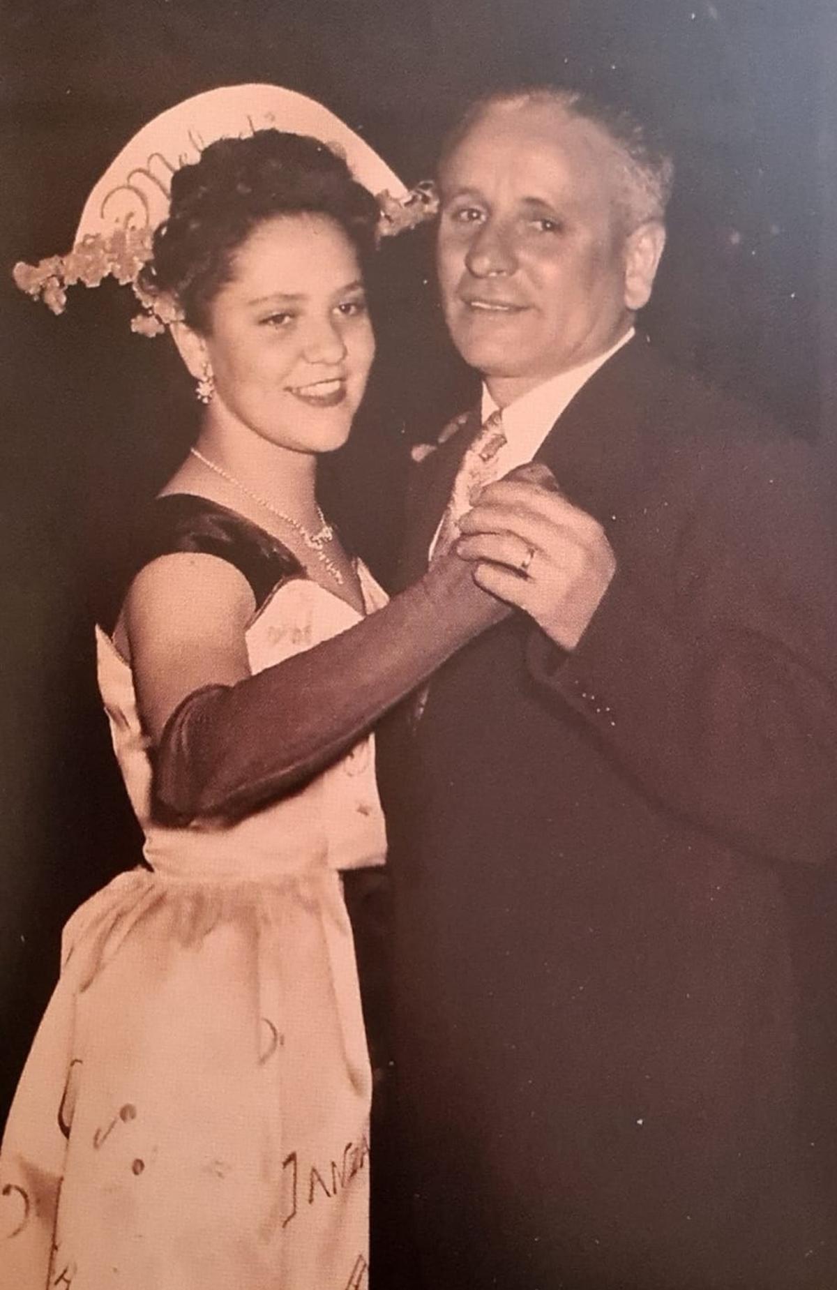 Edelmiro González, bailando con su hija Rosa, en una de las fotos que conserva la familia.